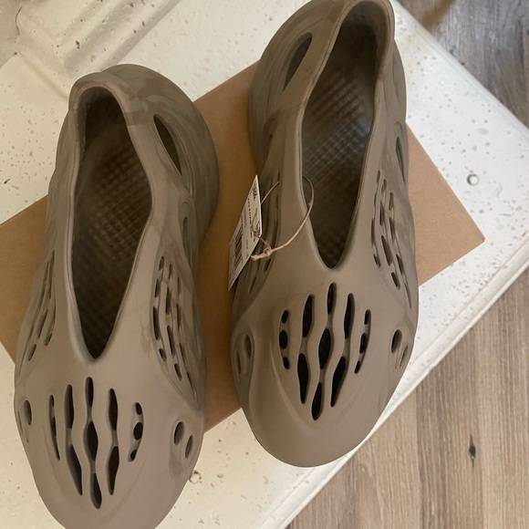 NIB Yeezy Foam Runner ‘Stone Sage’ - Picture 3 of 5